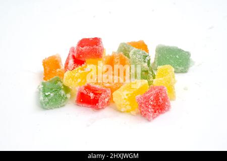 Gelee Süßigkeiten isoliert auf weißem Hintergrund. Bunte Gelee in Zucker. Stockfoto
