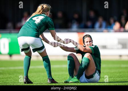 Enschede - Kim Hendriks von Feyenoord V1, Pia Rijsdijk von Feyenoord V1 während des Spiels zwischen dem FC Twente V1 gegen Feyenoord V1 am Sportcampus Diekman am 13. März 2022 in Enschede, Niederlande. (Box-to-Box-Bilder/Yannick Verhoeven) Stockfoto