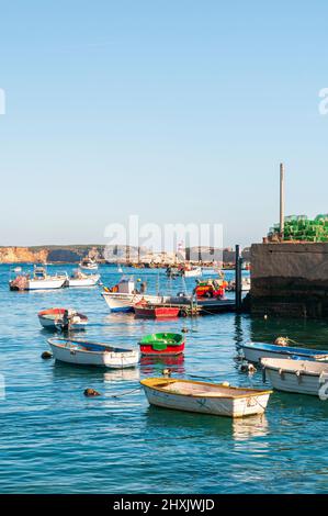 Bunte Fischerboote im Hafen von Porto da Baleeira an der portugiesischen Algarve Stockfoto