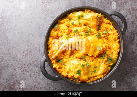 Duftender Reis mit Gemüse und Kaninchenfleisch aus der Nähe in einer Pfanne auf dem Tisch. Horizontale Draufsicht von oben Stockfoto