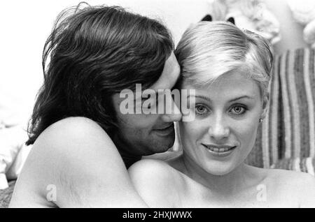 George Best und seine Freundin Angela Macdonald - Jamesfotografiert im Londoner Haus von George Best. Angela heiratete später George, um Angie Best zu werden. Aufgenommen am 23.. September 1976George Best und seine Freundin Angela Macdonald - Janes im Londoner Haus von George Best. Angela heiratete später George, um Angie Best zu werden. Bild aufgenommen am 23.. September 1976 Stockfoto