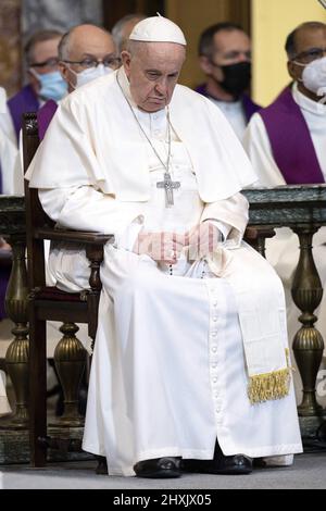 Rom, Italien. 13. März 2022. Papst Franziskus nimmt am 12. März 2022, dem 400.. Jahrestag der Heiligsprechung des hl. Ignatius von Loyola, des Gründers der Gesellschaft, in der Jesuitenkirche des Allerheiligsten Namens Jesu, bekannt als ‘der Gesu', in Rom, Italien, Teil. Der hl. Ignatius von Loyola wurde am 12. März heilig gesprochen. Die Messe wurde von Arturo Sosa, dem Generaloberen der Gesellschaft Jesu, gefeiert. Foto: Vatican Media/ABACAPRESS.COM Quelle: Abaca Press/Alamy Live News Stockfoto