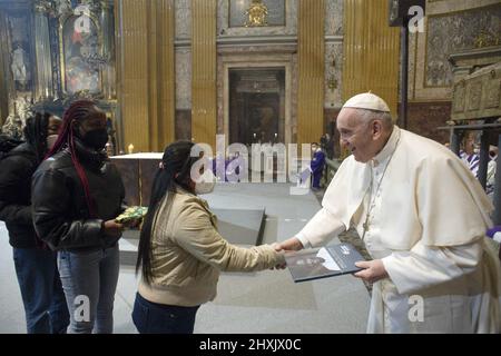 Rom, Italien. 13. März 2022. Papst Franziskus nimmt am 12. März 2022, dem 400.. Jahrestag der Heiligsprechung des hl. Ignatius von Loyola, des Gründers der Gesellschaft, in der Jesuitenkirche des Allerheiligsten Namens Jesu, bekannt als ‘der Gesu', in Rom, Italien, Teil. Der hl. Ignatius von Loyola wurde am 12. März heilig gesprochen. Die Messe wurde von Arturo Sosa, dem Generaloberen der Gesellschaft Jesu, gefeiert. Foto: Vatican Media/ABACAPRESS.COM Quelle: Abaca Press/Alamy Live News Stockfoto