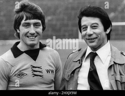 John Richards Wolverhampton Wanderers Fußballspieler (links) mit Manager Sammy Chung bei Molineux im Februar 1977. John Richards wurde im Januar 1977 mit der Auszeichnung des Daily Mirror Fußballers des Monats ausgezeichnet. Stockfoto