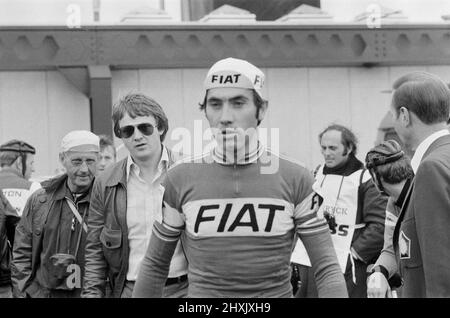 Eddy Merckx (vorne in der Mitte mit dem von FIAT gesponserten Shirt und der Mütze) nimmt am Samstag, dem 11.. Juni, an dem größten Rennrad-Event des britischen Berufsstandes Teil, dem Glenryck Cup 1977 auf dem Eastway Cycling Track, Lee Valley in der Nähe von Stratford, London. Sieger wurde der Westdeutsche Dietrich Thurau. 2. war die britische Sid Barras und Dritter war der Belgier Eddy Merckx. Eddy Merckx richtiger Name ist Édouard Louis Joseph, Baron Merckx Bild aufgenommen am 11.. Juni 1977 Stockfoto