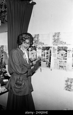 Dame Edna Everage (alias Barry Humphries) in ihrer Garderobe. 17.. Juli 1976. Stockfoto