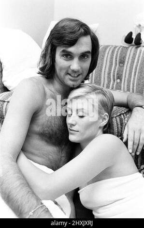 George Best und seine Freundin Angela Macdonald - Jamesfotografiert im Londoner Haus von George Best. Angela heiratete später George, um Angie Best zu werden. Aufgenommen am 23.. September 1976George Best und seine Freundin Angela Macdonald - Janes im Londoner Haus von George Best. Angela heiratete später George, um Angie Best zu werden. Bild aufgenommen am 23.. September 1976 Stockfoto