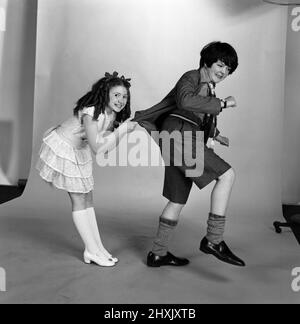 Adrian Dannatt als 'William' und Bonnie Langford als 'Violet Elizabeth' aus der Fernsehserie 'Just William'. 8.. Juni 1977. Stockfoto