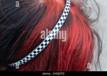 Punk-Emo-Mädchen, junger Erwachsener mit schwarz roten Haaren, Nahaufnahme, horizontal Stockfoto