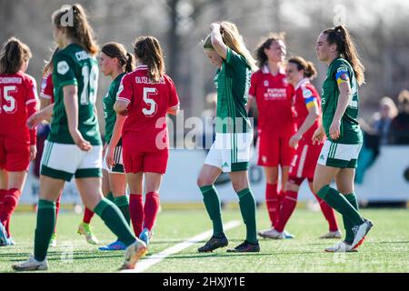 Enschede - Kim Hendriks von Feyenoord V1, Annouk Boshuizen von Feyenoord V1 reagieren auf die 5-0 während des Spiels zwischen FC Twente V1 gegen Feyenoord V1 im Sportcampus Diekman am 13. März 2022 in Enschede, Niederlande. (Box-to-Box-Bilder/Yannick Verhoeven) Stockfoto