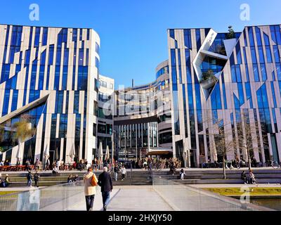 Der moderne Komplex „Kö-Bogen“, entworfen vom New Yorker Stararchitekten Daniel Libeskind, wurde 2013 fertiggestellt. Stockfoto