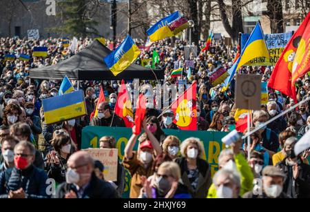 Stuttgart, Deutschland. 13. März 2022. Zahlreiche Menschen demonstrieren im oberen Schlossgarten gegen den russischen Militäreinsatz in der Ukraine. Quelle: Christoph Schmidt/dpa/Alamy Live News Stockfoto