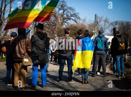 Stuttgart, Deutschland. 13. März 2022. Zahlreiche Menschen demonstrieren im oberen Schlossgarten gegen den russischen Militäreinsatz in der Ukraine. Quelle: Christoph Schmidt/dpa/Alamy Live News Stockfoto