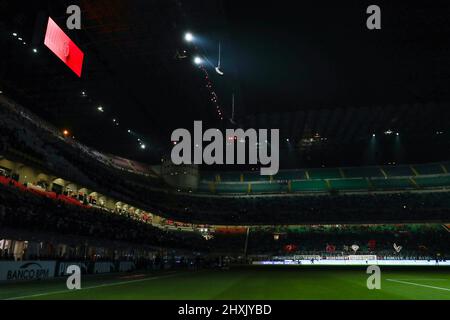 Mailand, Italien. 12. März 2022. Ein allgemeiner Blick in das Stadion während der Serie A 2021/22 Fußballspiel zwischen AC Mailand und Empoli FC im Giuseppe Meazza Stadium, Mailand, Italien am 12. März 2022 Quelle: Independent Photo Agency/Alamy Live News Stockfoto