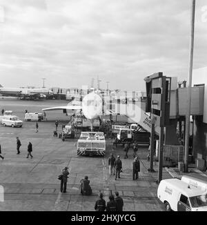 Erste kommerzielle Flüge des Überschallflugzeugs Concorde am 21.. Januar 1976, sieben Jahre nach seinem ersten Testflug. Ein Flug von British Airways ging vom Flughafen Heathrow in London nach Bahrain im Nahen Osten, während der andere Flug von Air France gleichzeitig um 11,40 Uhr vom Flughafen Orly in Paris nach Rio De Janeiro über Dakar, Senegal, abhob. Bild zeigt: Das Flugzeug wird vor dem Erstflug nach Bahrain am Flughafen Heathrow verladen. 21.. Januar 1976. Stockfoto
