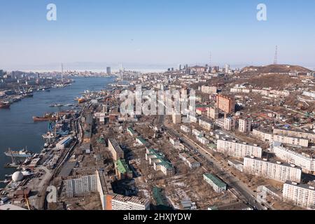 Wladiwostok, Russland - 5. Februar 2022:der Blick von der Spitze der Bucht, Häuser und Straßen der Stadt. Stockfoto