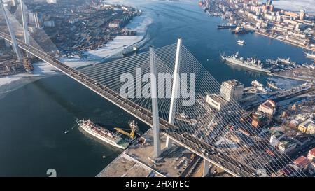 Wladiwostok, Russland - 24. Januar 2022: Blick auf die Stadt und die Brücke über die Bucht des Goldenen Horns. Draufsicht. Stockfoto