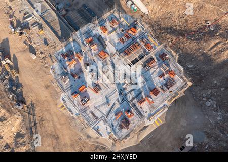 Wladiwostok, Russland - 2. März 2022: Bau eines neuen Hauses. Draufsicht auf den Bau des oberen Stockwerks. Stockfoto