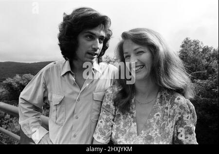 Charlotte Rampling und ihr Freund Jean Michel Jarre, aufgenommen in einer Villa in der Nähe von St. Tropez. August 1977. Stockfoto