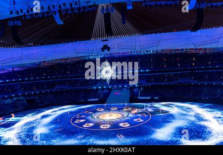 Peking, China. 13. März 2022. Paralympics: Abschlussfeier im Olympiastadion „Vogelnest“. Die Abschlusszeremonie markiert das Ende der Winter-Paralympics in Chinas Hauptstadt Peking. Quelle: Jens Büttner/dpa-Zentralbild/dpa/Alamy Live News Stockfoto