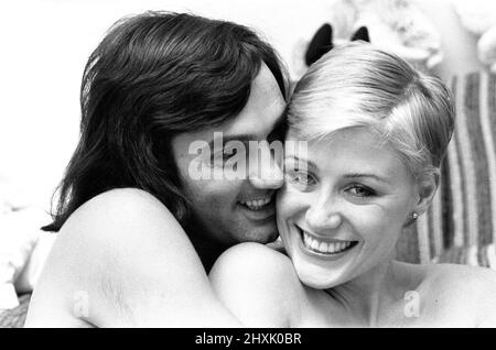 George Best und seine Freundin Angela Macdonald - Jamesfotografiert im Londoner Haus von George Best. Angela heiratete später George, um Angie Best zu werden. Aufgenommen am 23.. September 1976George Best und seine Freundin Angela Macdonald - Janes im Londoner Haus von George Best. Angela heiratete später George, um Angie Best zu werden. Bild aufgenommen am 23.. September 1976 Stockfoto