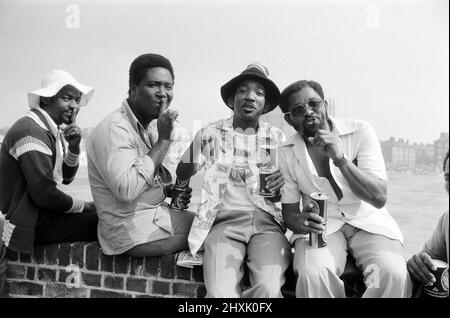 West Indies Cricket Team Sommer-Tour durch England.Fünftes Testspiel erster Tag im Oval in Kennington, London. West Indies Fans mit den Fingern auf die Lippen sagen: „Ssssh No Noise!“ Am Oval. 12.. August 1976. Stockfoto