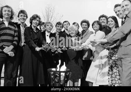 Fotoanruf des Londoner Wochenend-Fernsehens, um einige der Shows vorzustellen, die sie an Weihnachten, dem 12.. Dezember 1977, im Fernsehen präsentieren werden. Unser Bild zeigt ... Jasper Carrot, Carl Wayne, Sarah Lawson, Melvin Bragg, Miriam Karlin, Barry Evans, Lewis Collins, Irene Handel, Christopher Blake, Martin Shaw, Francoise Pascal, Colin Welland, Emily Richard, Bernard Horsfall und Alfred Burke. Stockfoto