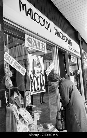 Bekleidungsgeschäft von Malcolm MacDonald, Newcastle United Striker, im Newgate Street Shopping Centre, Newcastle upon Tyne, Tyne and Wear, Außenansicht des Geschäfts am 10.. Juli 1976. Stockfoto