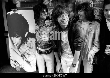 Die Rolling Stones ohne Keith Richard haben am 14 ihre neue Platte Love You Live im Marquee Club in Wardour Street-London veröffentlicht. September 1977 Stockfoto