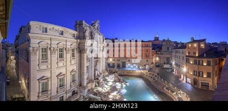 Rom, Italien mit Blick auf den Trevi-Brunnen in der Dämmerung. Stockfoto