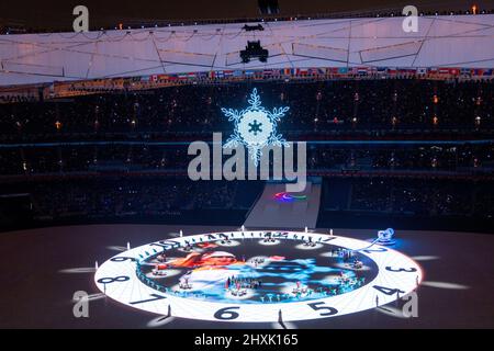 Peking, China. 13. März 2022. Paralympics: Abschlussfeier im Olympiastadion „Vogelnest“. Die Abschlusszeremonie markiert das Ende der Winter-Paralympics in Chinas Hauptstadt Peking. Quelle: Jens Büttner/dpa-Zentralbild/dpa/Alamy Live News Stockfoto