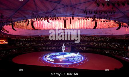 13. März 2022, China, Peking: Paralympics: Abschlusszeremonie im Olympiastadion „Vogelnest“. Während der Abschlussfeier kann man über dem Stadion ein Feuerwerk sehen. Die Abschlusszeremonie markiert das Ende der Winter-Paralympics in Chinas Hauptstadt Peking. Foto: Jens Büttner/dpa-Zentralbild/dpa Stockfoto