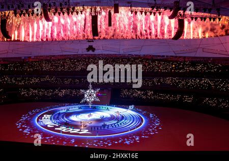 13. März 2022, China, Peking: Paralympics: Abschlusszeremonie im Olympiastadion „Vogelnest“. Während der Abschlussfeier kann man über dem Stadion ein Feuerwerk sehen. Die Abschlusszeremonie markiert das Ende der Winter-Paralympics in Chinas Hauptstadt Peking. Foto: Jens Büttner/dpa-Zentralbild/dpa Stockfoto