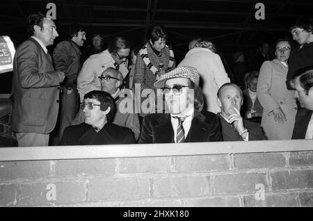 Graham Taylor und Elton John schauen sich das Fußballspiel an, West Bromwich Albion gegen Watford. 25. Oktober 1977. Stockfoto