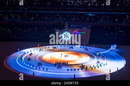 Peking, China. 13. März 2022. Paralympics: Abschlussfeier im Olympiastadion „Vogelnest“. Die Abschlusszeremonie markiert das Ende der Winter-Paralympics in Chinas Hauptstadt Peking. Quelle: Jens Büttner/dpa-Zentralbild/dpa/Alamy Live News Stockfoto