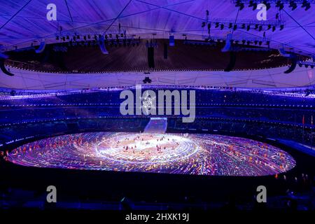 Peking, China. 13. März 2022. Paralympics: Abschlussfeier im Olympiastadion „Vogelnest“. Die Abschlusszeremonie markiert das Ende der Winter-Paralympics in Chinas Hauptstadt Peking. Quelle: Jens Büttner/dpa-Zentralbild/dpa/Alamy Live News Stockfoto