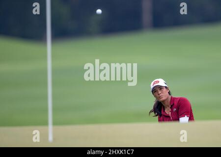 Pattaya Thailand - 13. März: Celine Boutier aus Frankreich pitcht am 4.. Und letzten Tag der Honda LPGA Thailand auf dem Siam Country Club Old Course am 13. März 2022 in Pattaya, Thailand, für Adler auf dem 18.-Loch (Foto: Peter van der Klooster/Orange Picics) Stockfoto