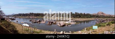 Schöne Panoramasicht auf den Fluss Tungabhadra in Hampi Stockfoto