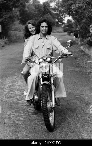 Charlotte Rampling und ihr Freund Jean Michel Jarre, aufgenommen in einer Villa in der Nähe von St. Tropez. August 1977. Stockfoto