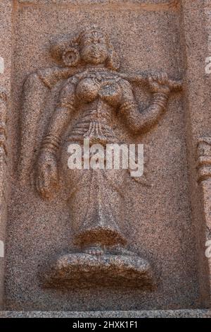 Nahansicht einer Frau mit Fächerrelief-Wandmalereien an der Tempelmauer von Hazara Rama, Hampi, Karnataka, Indien-Februar 01,2022 Stockfoto