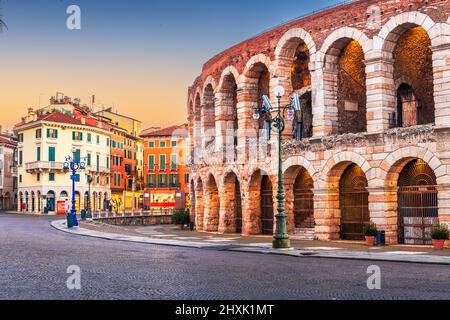 Verona, Italien mit der Arena von Verona, einem antiken römischen Amphitheater. Stockfoto