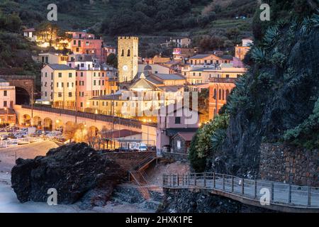 Monterosso, Italien in der Region Cinque Terre in der Abenddämmerung am Mittelmeer. Stockfoto