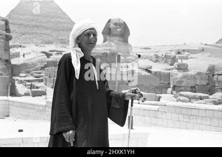 Ein Reiseleiter an der Großen Pyramide und Sphinx von Gizeh 29.. Mai 1976 Stockfoto