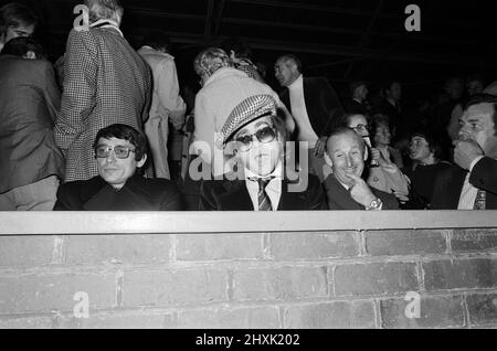 Graham Taylor und Elton John schauen sich das Fußballspiel an, West Bromwich Albion gegen Watford. 25. Oktober 1977. Stockfoto