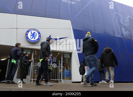 London, Großbritannien. 13. März 2022. Fans kommen am Clubgeschäft vorbei, das vor dem Spiel der Premier League in der Stamford Bridge, London, geschlossen ist. Bildnachweis sollte lauten: Paul Terry/Sportimage Kredit: Sportimage/Alamy Live News Stockfoto