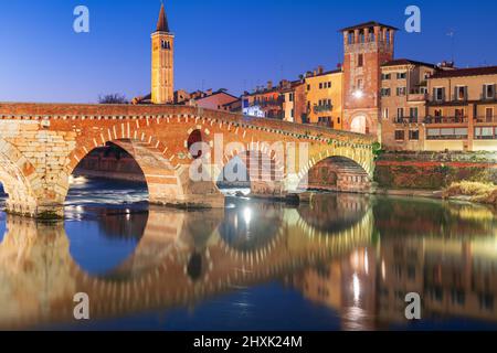 Verona, Italien Stadt Skyline an der Etsch mit Ponte Pietra bei Nacht. Stockfoto