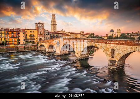 Verona, Italien Stadt Skyline an der Etsch mit Ponte Pietra im Morgengrauen. Stockfoto