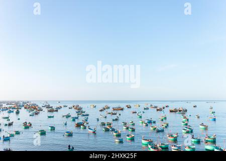 Bunte, runde vietnamesische Fischerboote im Meer. Einheimische fangen Meeresfrüchte im Meer. Meerblick. Hochwertige Fotos Stockfoto