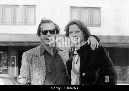 Jack Nicholson und Louise Fletcher posieren für Fotografen vor dem Dorchester Hotel, um für ihren neuen Film „One flog über das Kuckucksnest“ zu werben. 9.. Februar 1976. Stockfoto