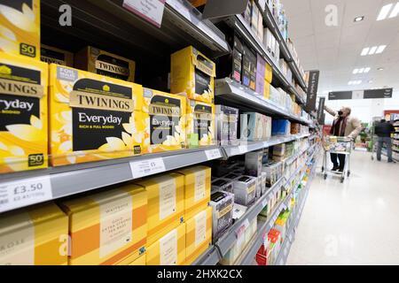 Boxen von Twinings Tee zum Verkauf in Supermarktregalen, Waitrose Suffolk UK. Twinings ist im Besitz von Associated British Foods Stockfoto